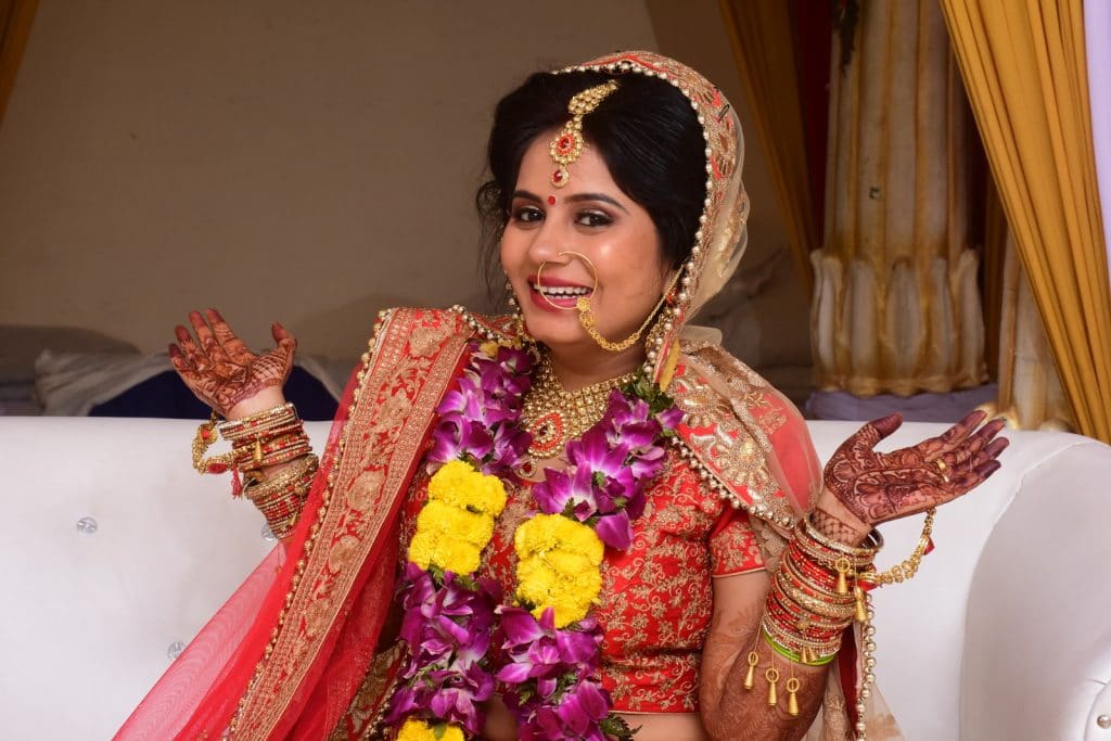 Indian Bridal Photo Poses Ideas | Posing Ideas for Indian brides | Dulhan ke  photo poses DDIFT - YouTube